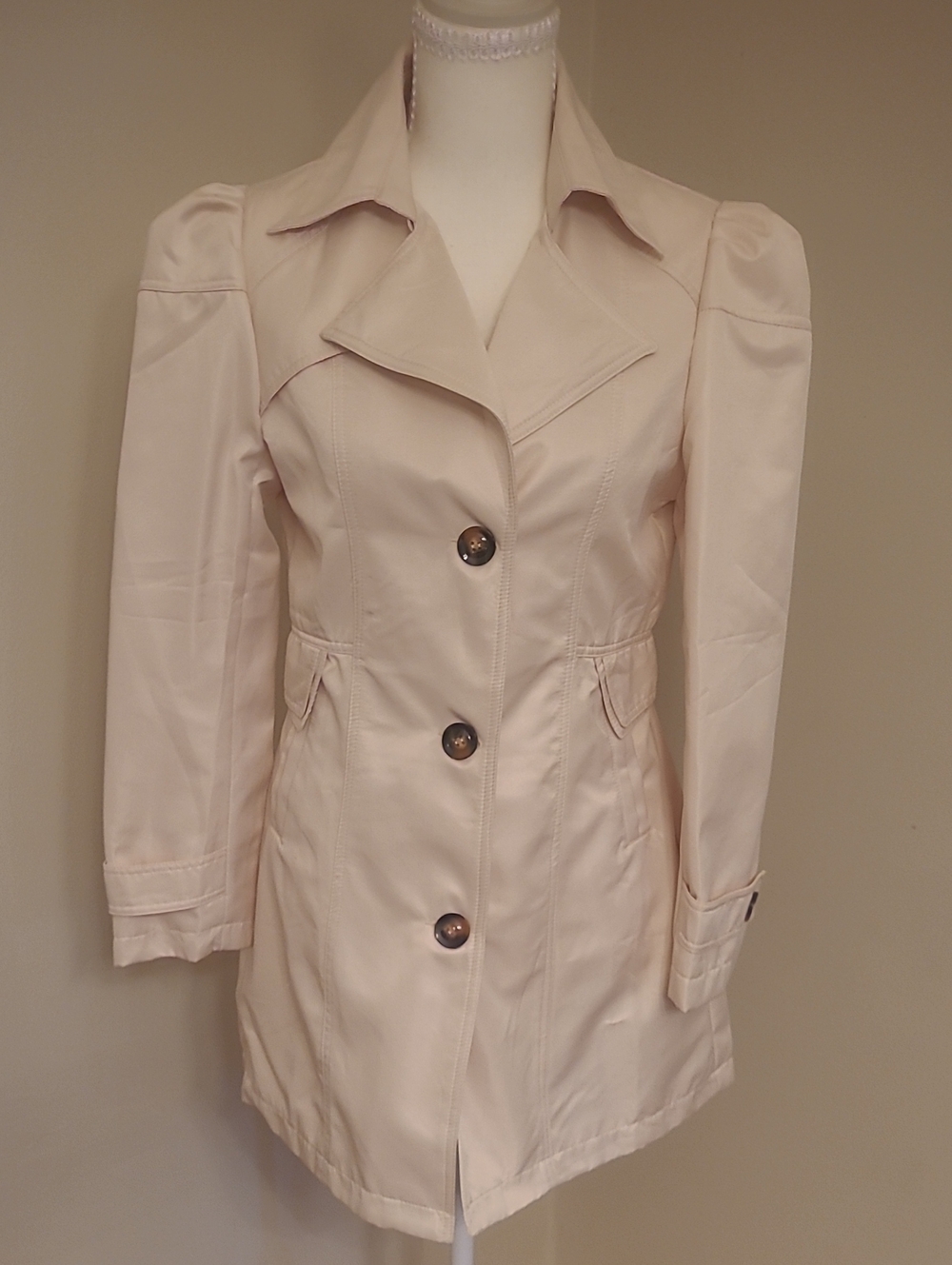FASHION Collared 3-Button Cream Trench Coat. M
